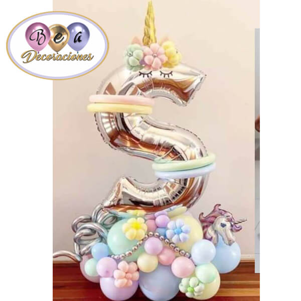 Bouquet de globos de colores pastel con cuerno de unicornio